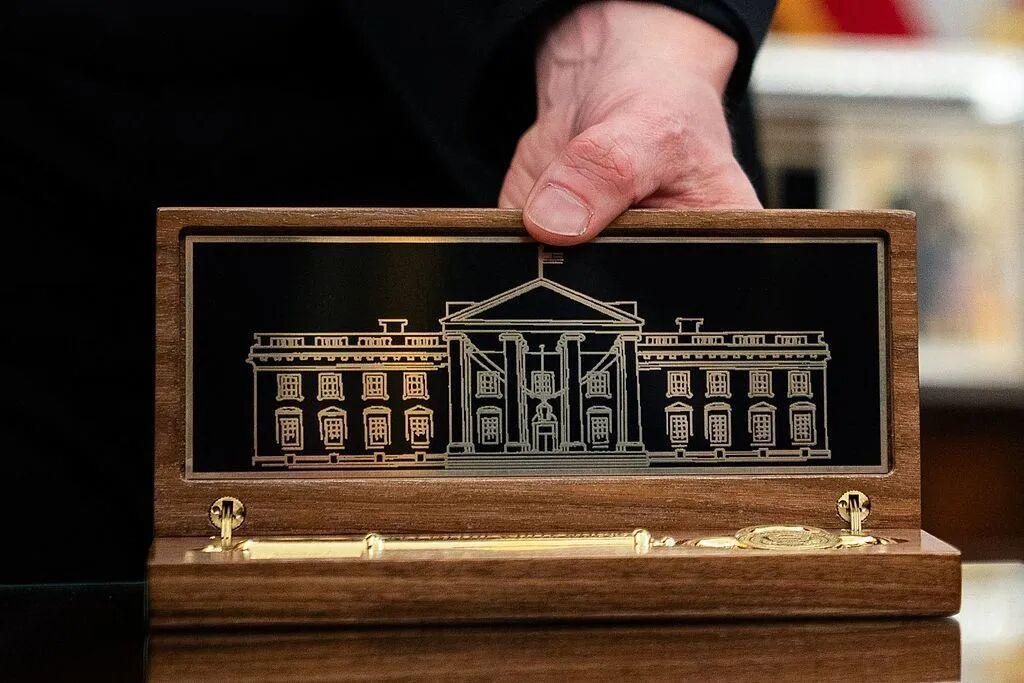 炸锅！特朗普白宫金钥匙终极揭秘：工艺、名人名单、拍卖价全曝光，马斯克C罗都抢着珍