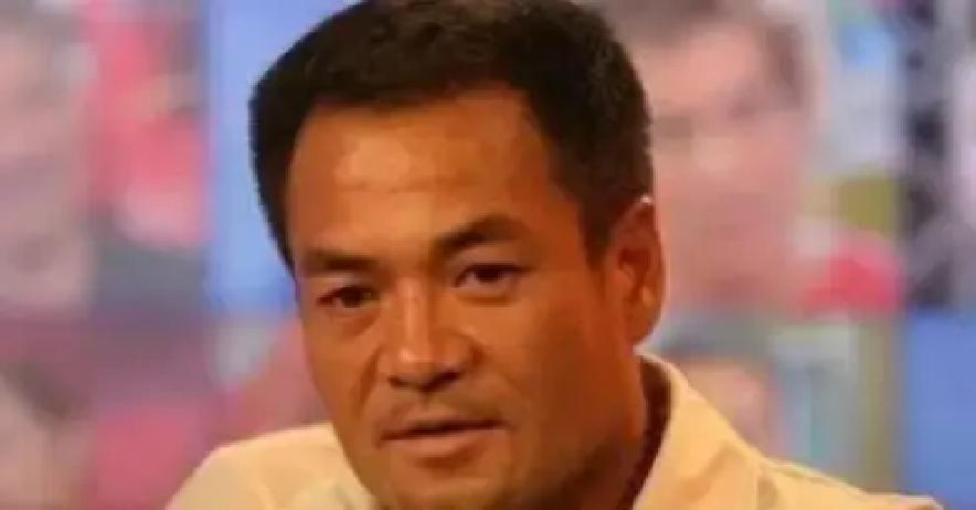 尤勇智当年被许晴甩了，转头王志文就牵走女神。

他蹲在马路边给葛优打电话，葛大爷