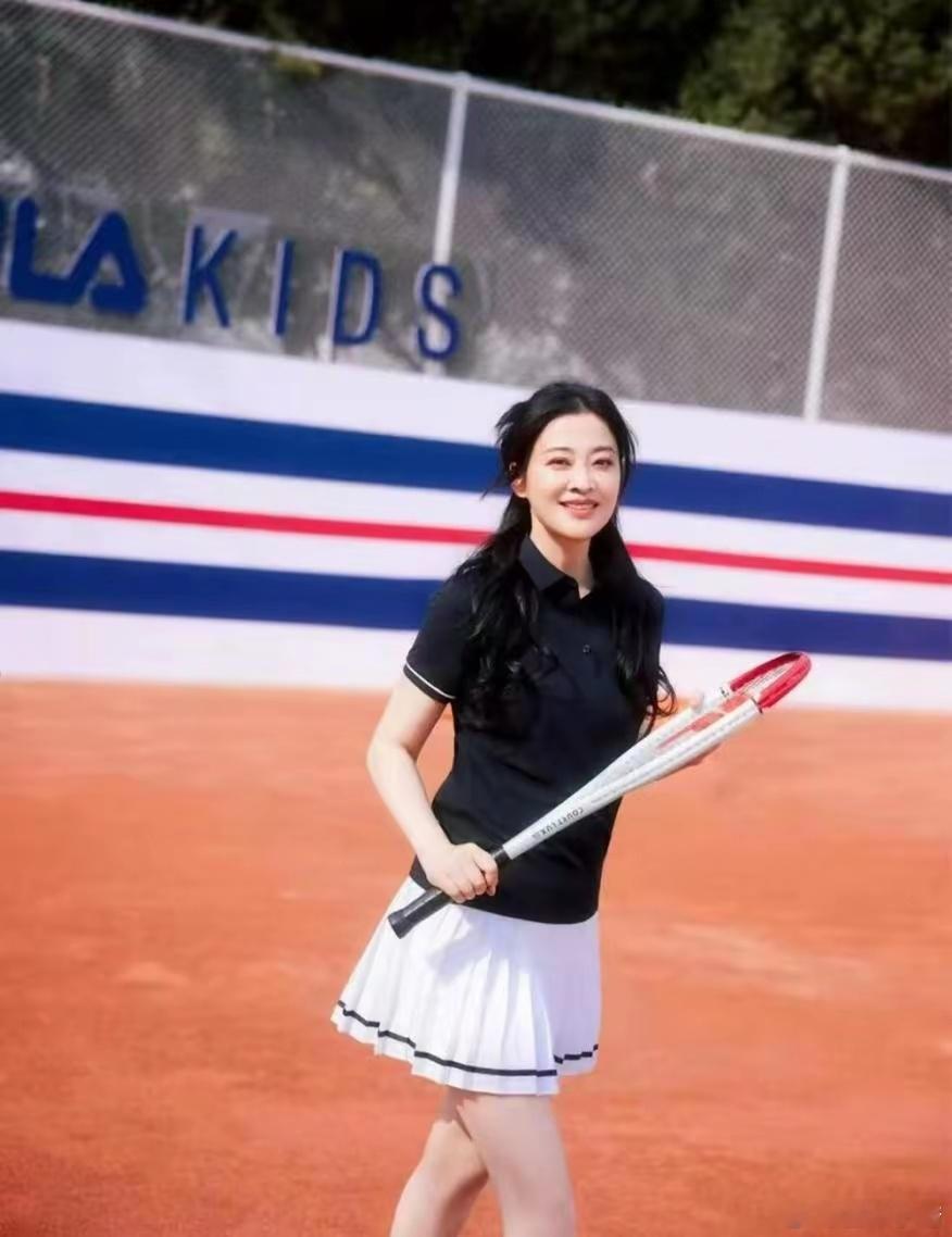 50岁梅婷减肥后大回春，穿短袖+短裙嫩得认不出，自律女人最美丽 ​​​