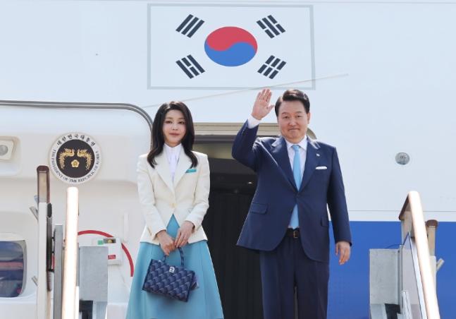 【韩国总统尹锡悦开启对法国和越南的国事访问】
韩国总统尹锡悦于6月19日启程前往