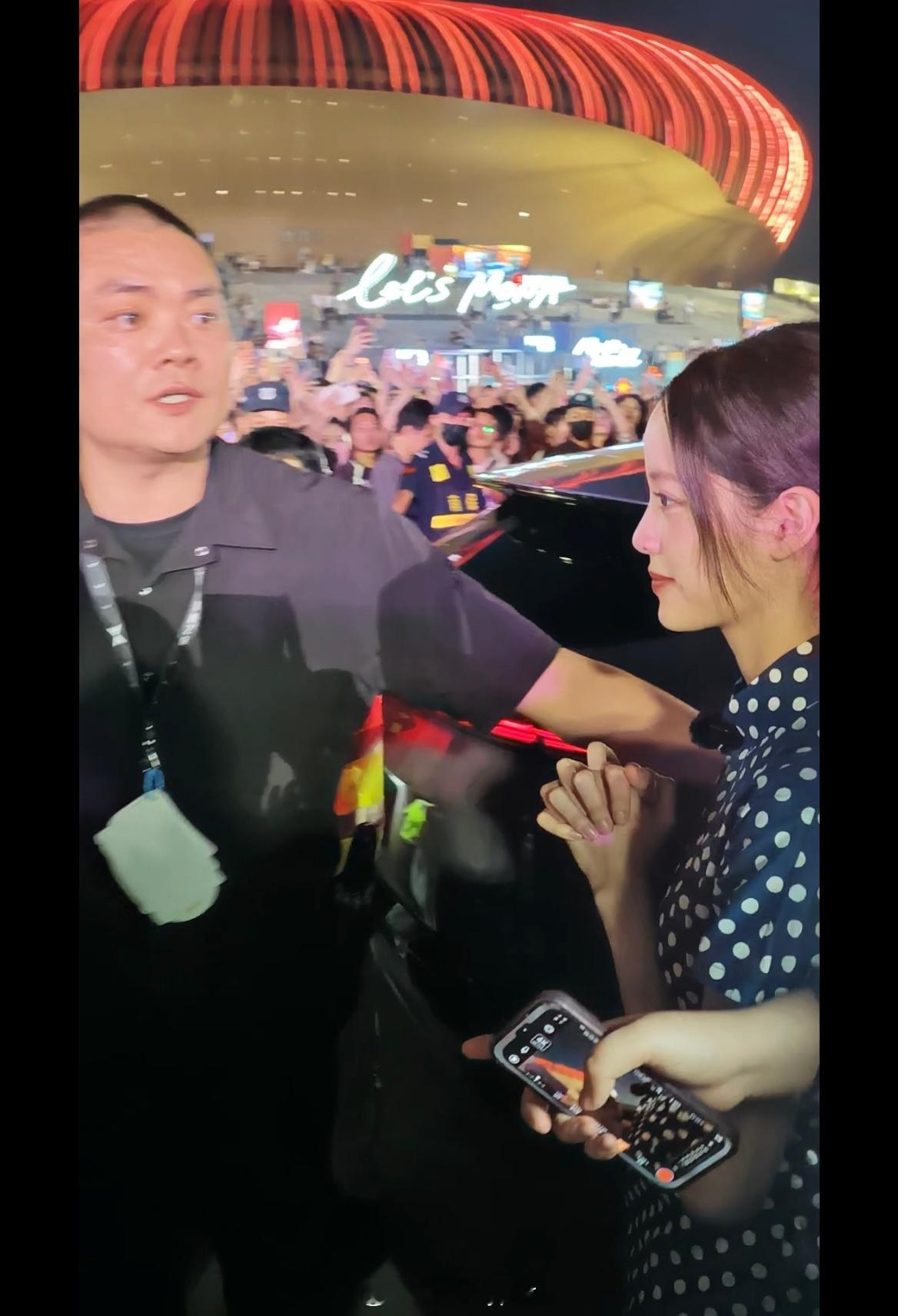 当欧阳娜娜从我面前走过 ​​​
