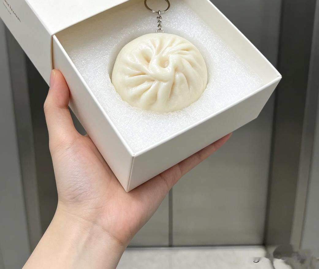 主要耐脏，好擦 ，佩戴时间更长啦，饿了还可以啃一口，还要牙好[捂脸]