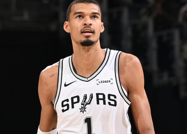 16中4，此人这么打下去，文班亚马怕是不想和他做队友了吧。
NBA西部半决赛，马