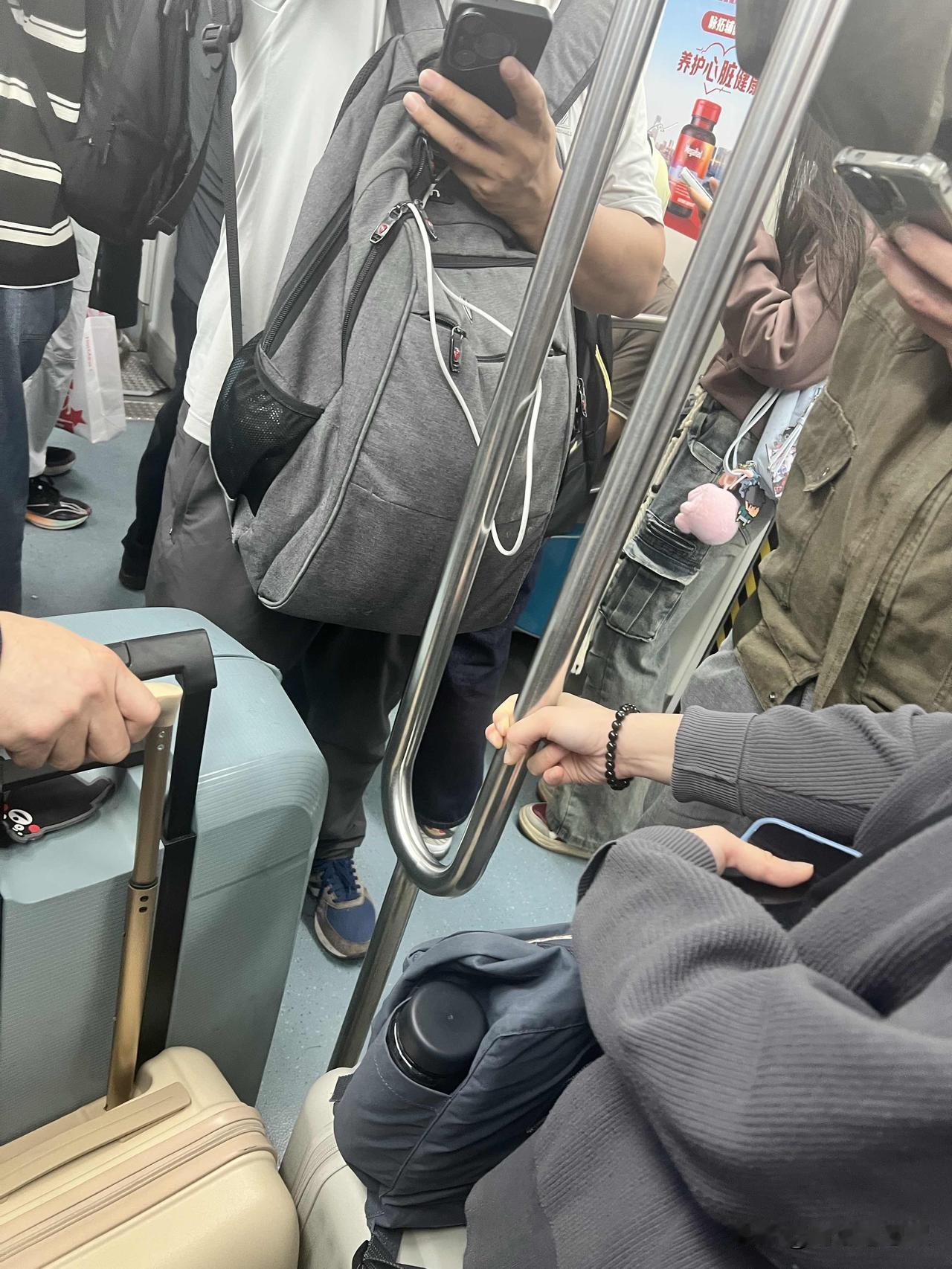 几分钟前，一声怒吼，吓我一拘灵

草桥，刚上地铁，人挺多，没地儿扶，只好攥住门口