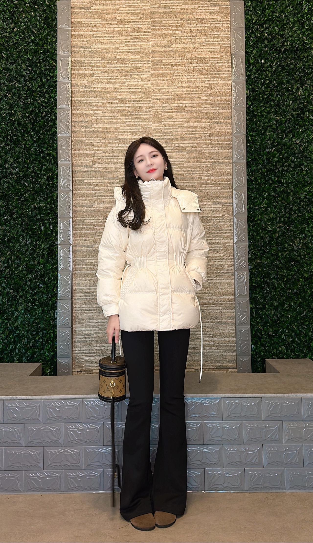 除了变好和赚钱 就是享受独处 与自己无关的事 不问不听 不想知道微喇牛仔裤 冬季