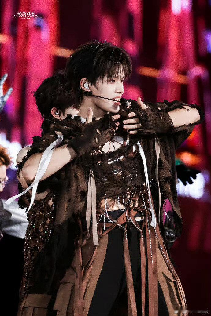 张极绷带造型富有且大方黑金碰撞的奢华质感，搭配绷带缠绕的利落线条，张极的舞台造型