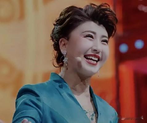 闫学晶“忘本”风波：草根明星的迷失之痛

曾经，闫学晶以质朴的草根形象走进大众视