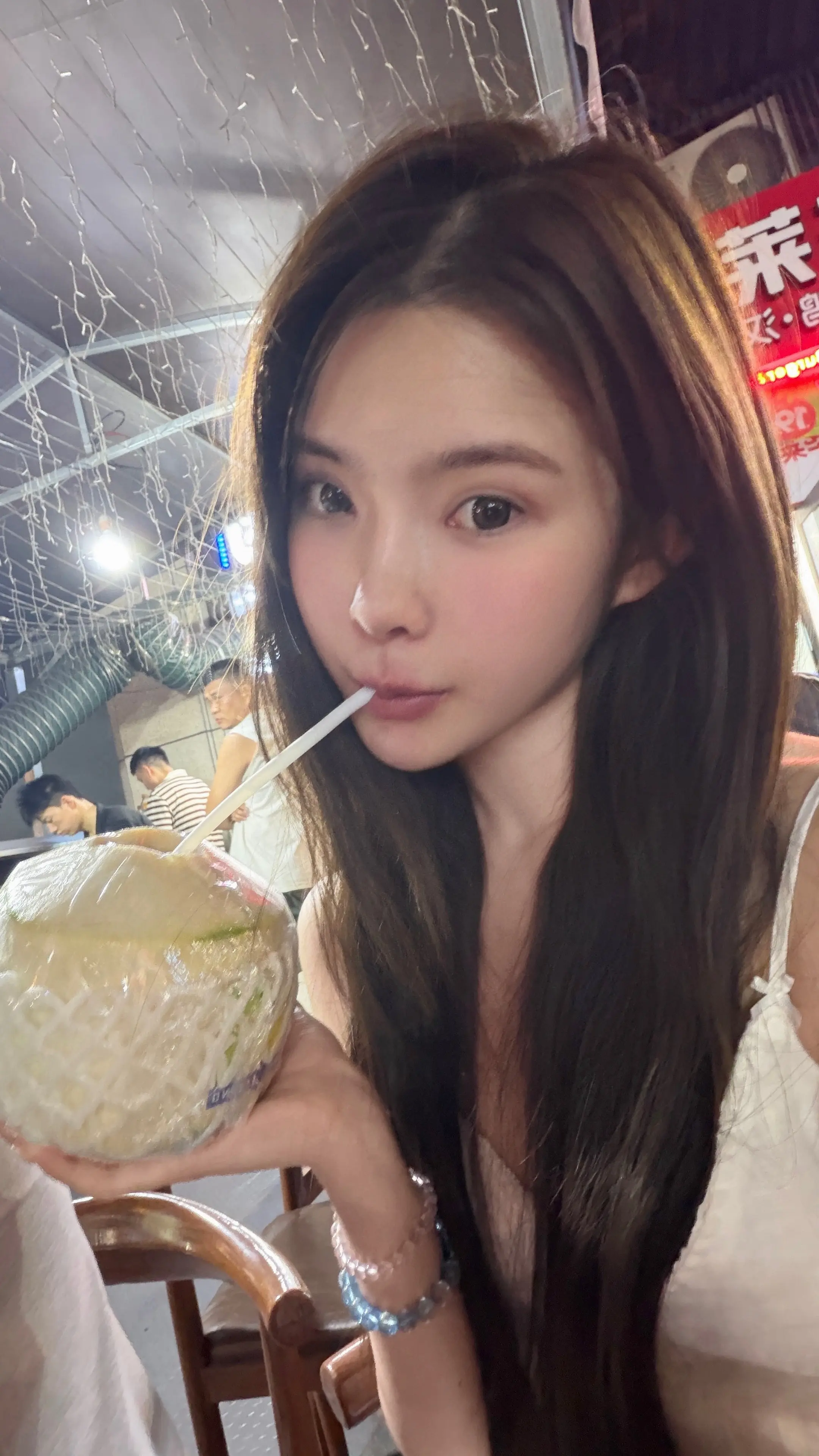 当我真正去了解她以后 发现她 素颜的脸上也会有痘和黑眼圈  但我依然爱...