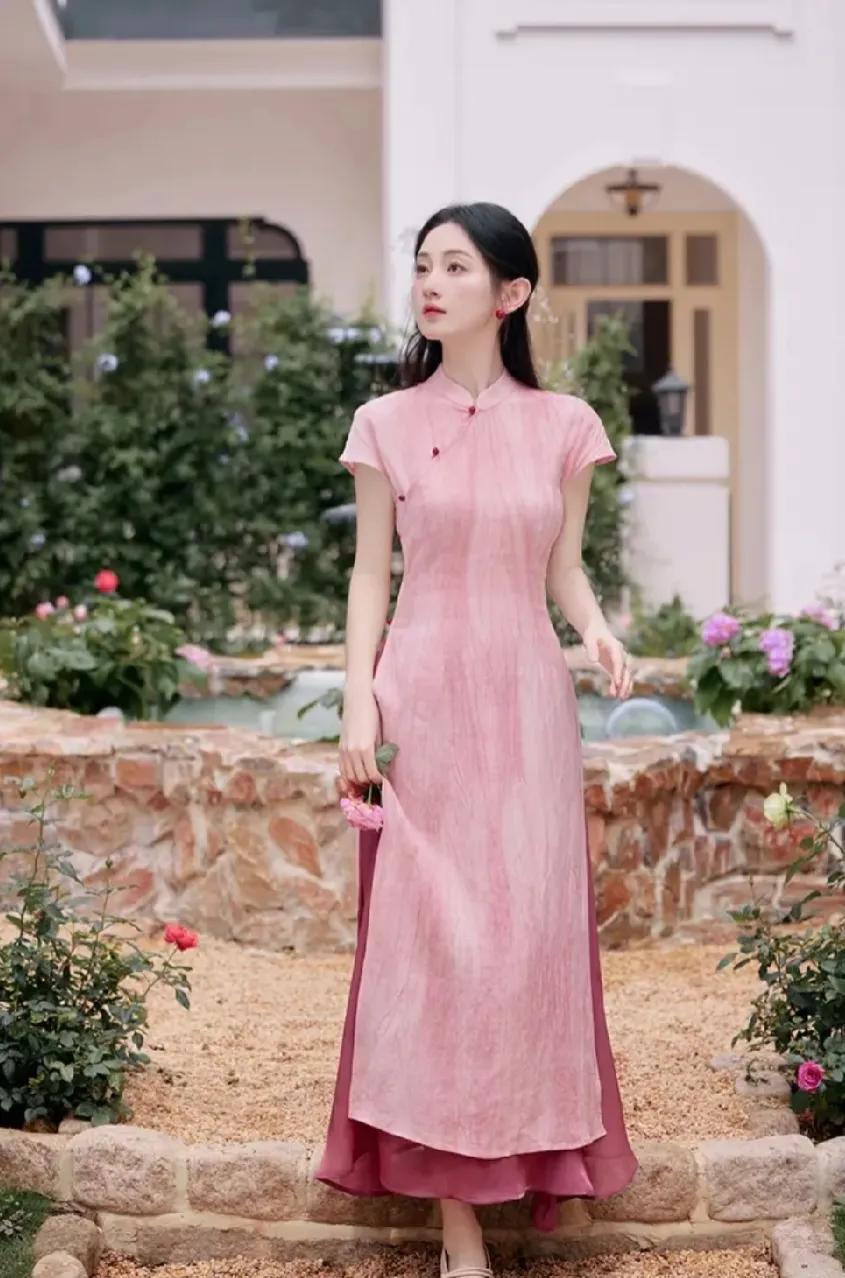 很多美女看走眼了是吧
以为这是假两件改良旗袍裙
其实不是哦，这是两件套
改良旗袍