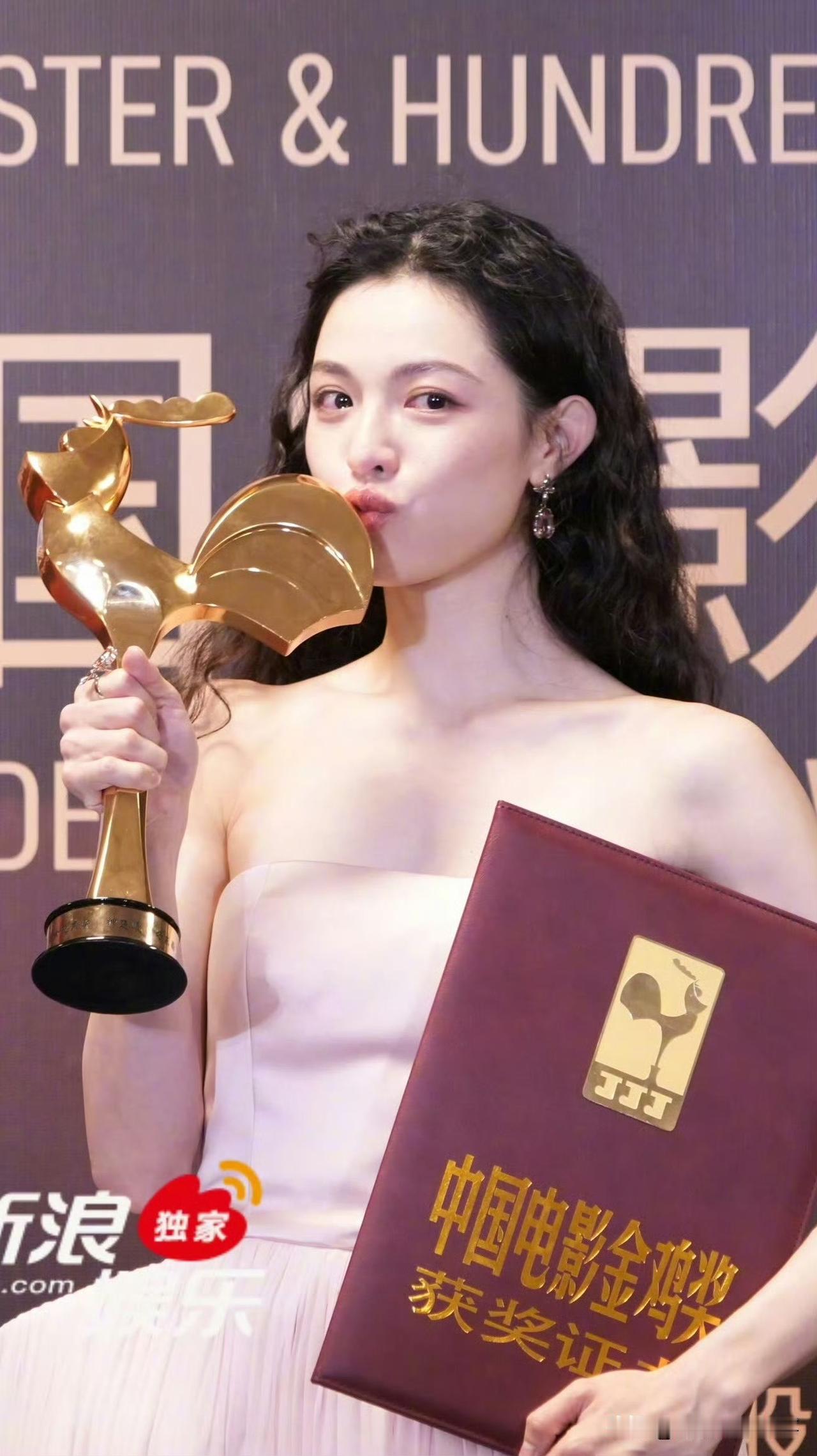 《钟楚曦凭<好东西>摘金鸡女配：长发卷浪里的“小叶”终于发光》
 
第38届金鸡