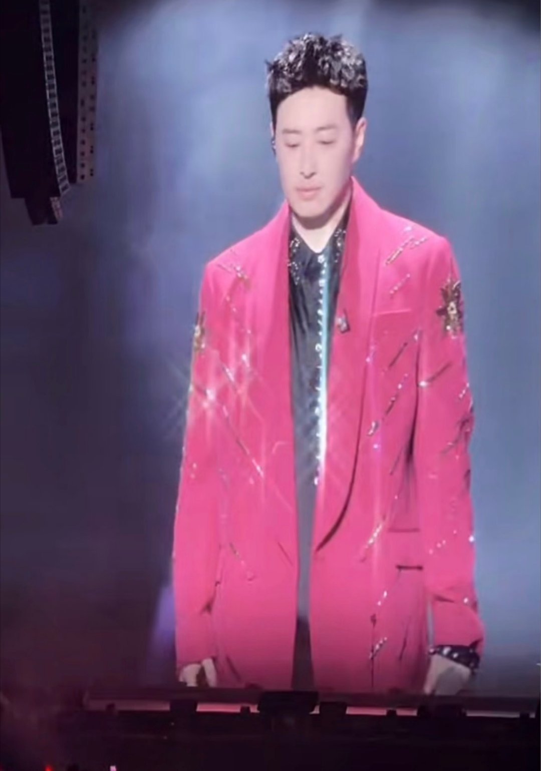 潘玮柏演唱会唯一差评潘玮柏演唱会口碑 一边是粉丝疯狂吐槽穿得太多，一边是全员沉浸