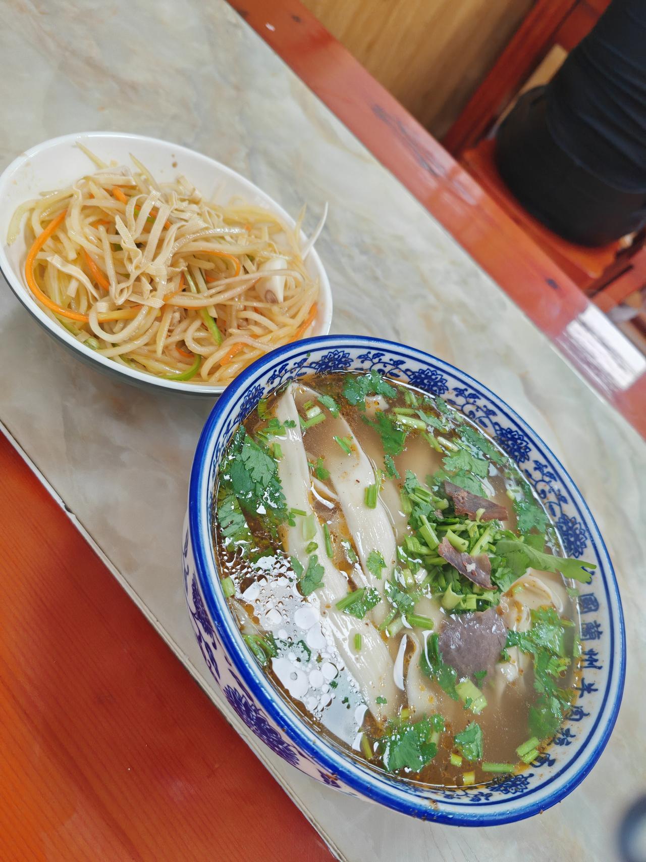 国庆节后，吃碗兰州拉面，价格依然那么亲民，面9元，拌菜5元～

跟旅游城市一比，