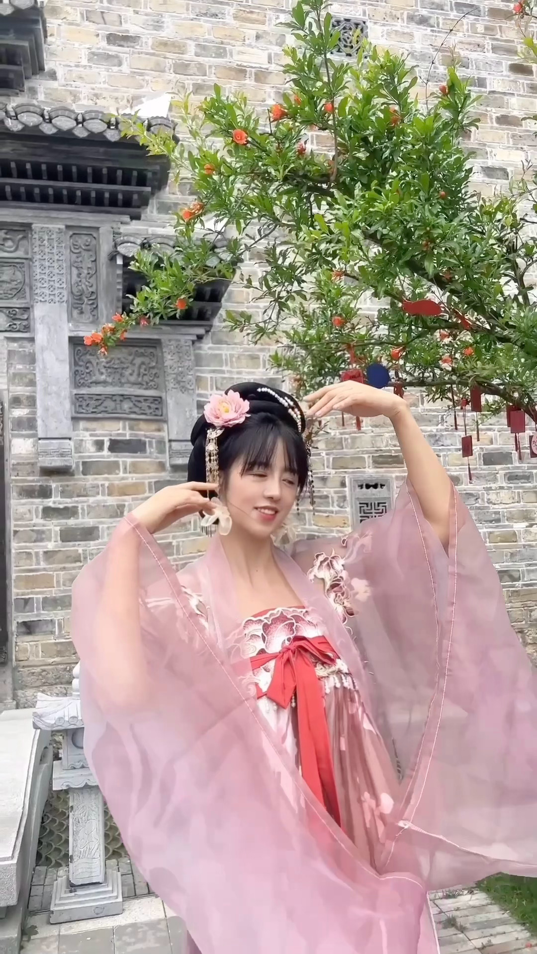 我说我要穿素雅的 化妆师说你这个五官还是比较适合浓艳一点的这下真成花魁了 ​​​
