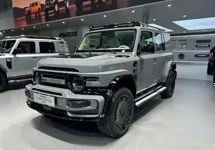 成都车展｜iCAR V23赛博版正式亮相。外观方面，新车搭载19英寸或21英寸轮
