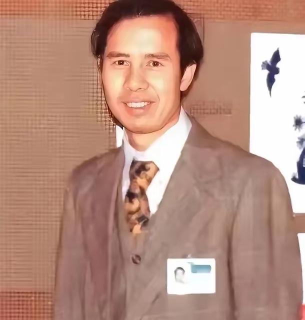 1985年11月，我国外交官何存峰乘坐美国客机飞往纽约，在飞行途中，何存峰去了一