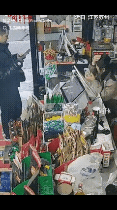 “这就是命啊!”近日，苏州一男子到一超市买东西时，正准备付款时，意外发生了，老板