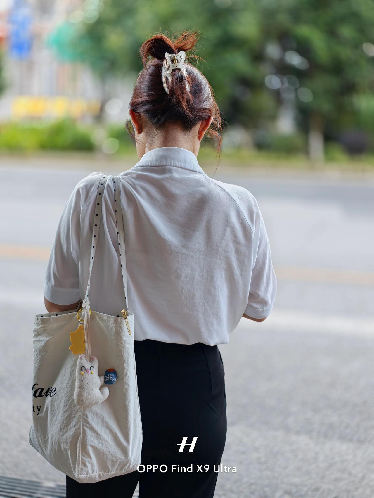 人间街巷，背影皆是故事夏天谁不穿辣妹装啊 时髦精look被我轻松拿捏 甜酷感oo
