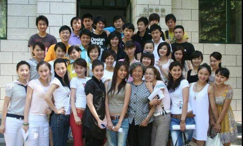 陈晓他们班挺多俊男靓女，
怎么就红了他一个呢？