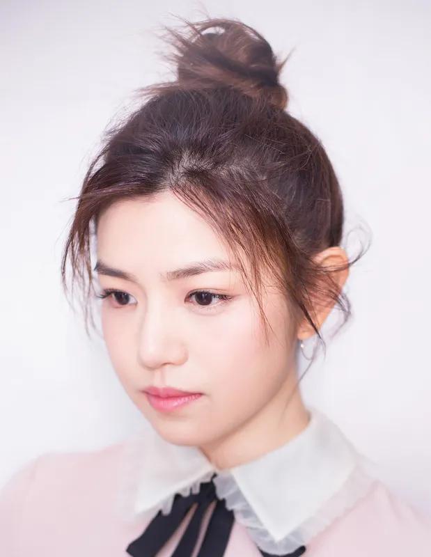 无题
最美不过女儿红，
风情万种招人疼。
明眸皓齿动春心，
富帅登门喜相逢。