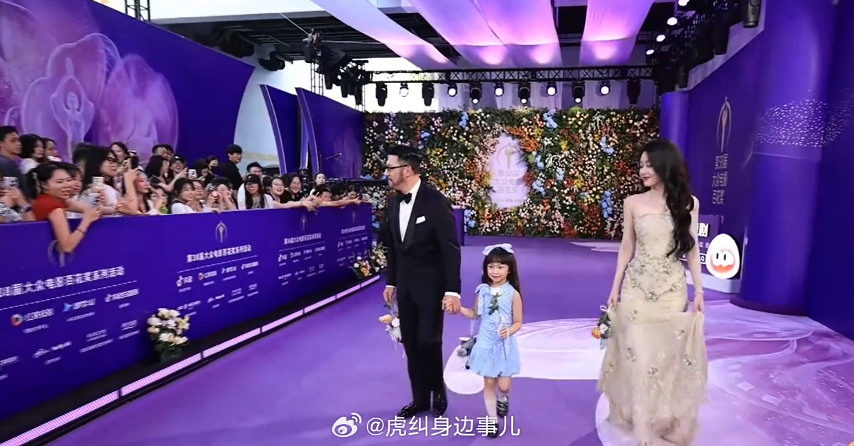 喻言百花奖生图百花奖红毯现场生图流出，喻言金蛇造型十分适配红毯，怼脸镜头也经得住