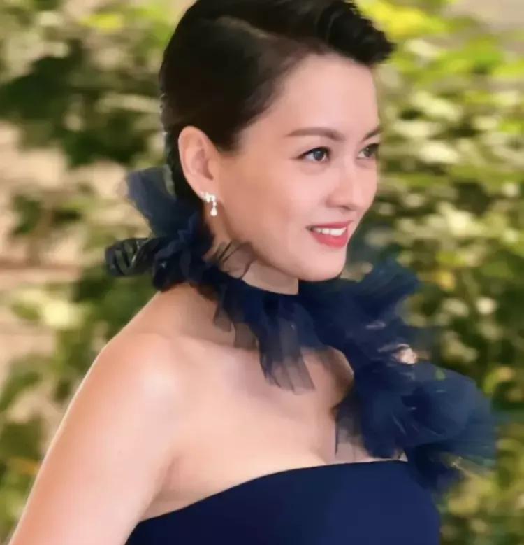 7月15日一早，中国香港歌手梁咏琪突然成为热门话题，但并非因为她的前任郑伊健，也