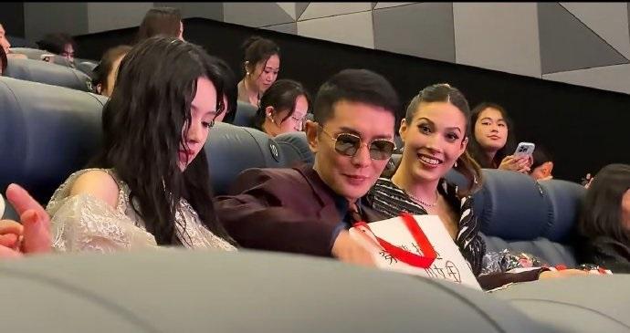 今天谷爱凌和周也在上海出席时尚活动，两位搭配的都很靓丽，谷爱凌这回穿的很有个性，