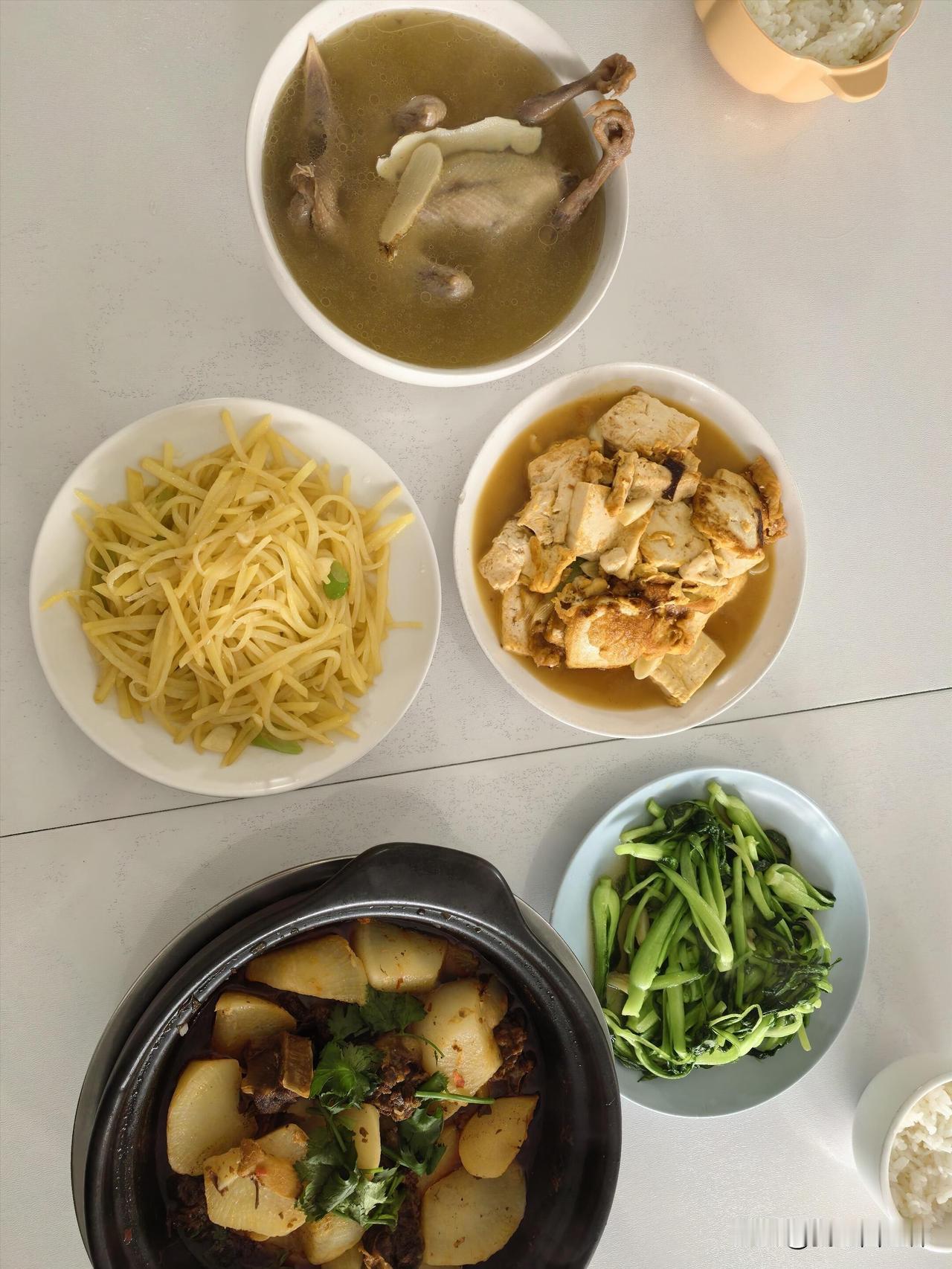 重度消瘦娃一日三餐
9岁6个月，身高131，体重46.5斤
早上煮了牛肉粉不吃，