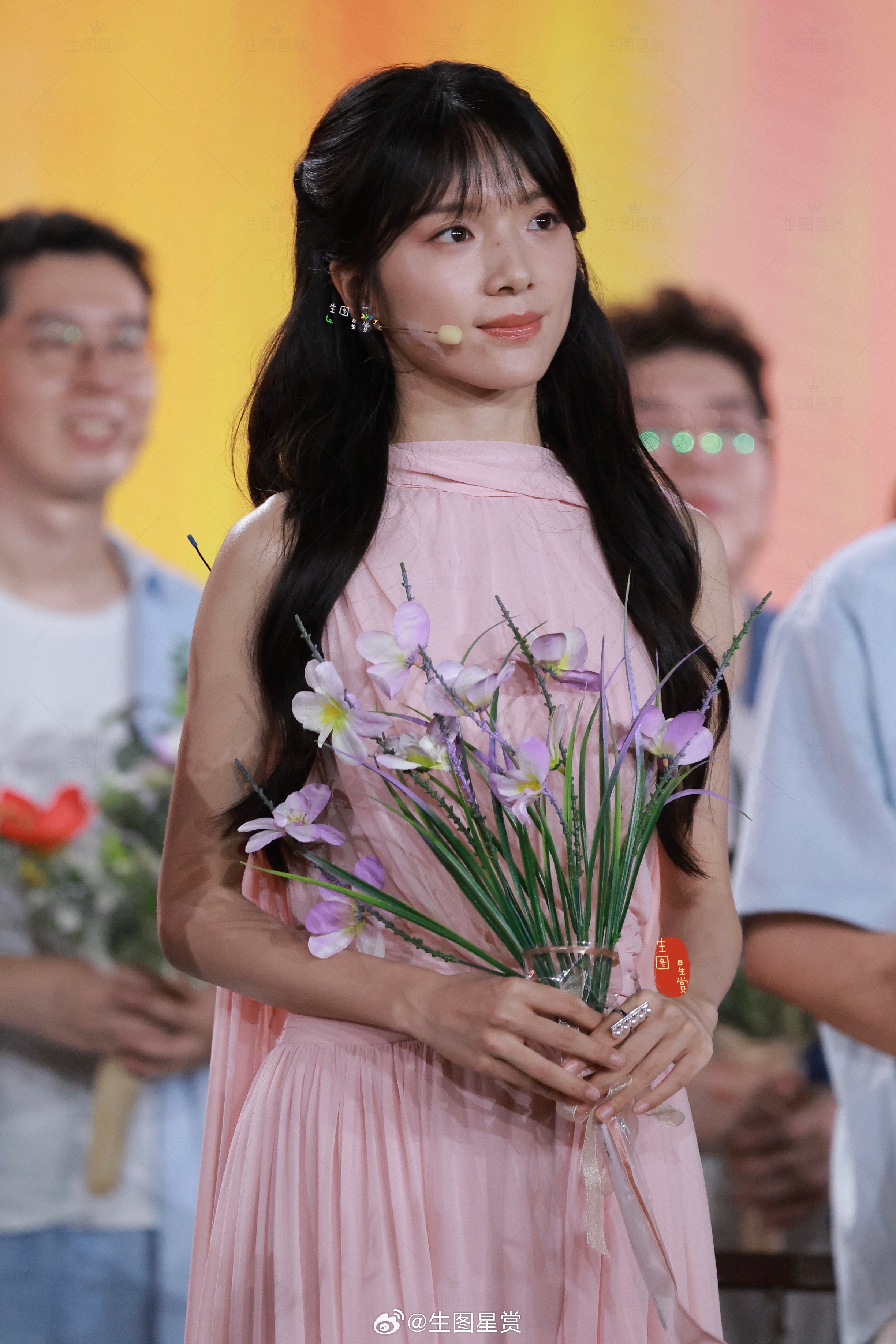今天是粉粉的南枝，鲜花配小美女💐李思潼百花奖开幕式内场生图掉落 