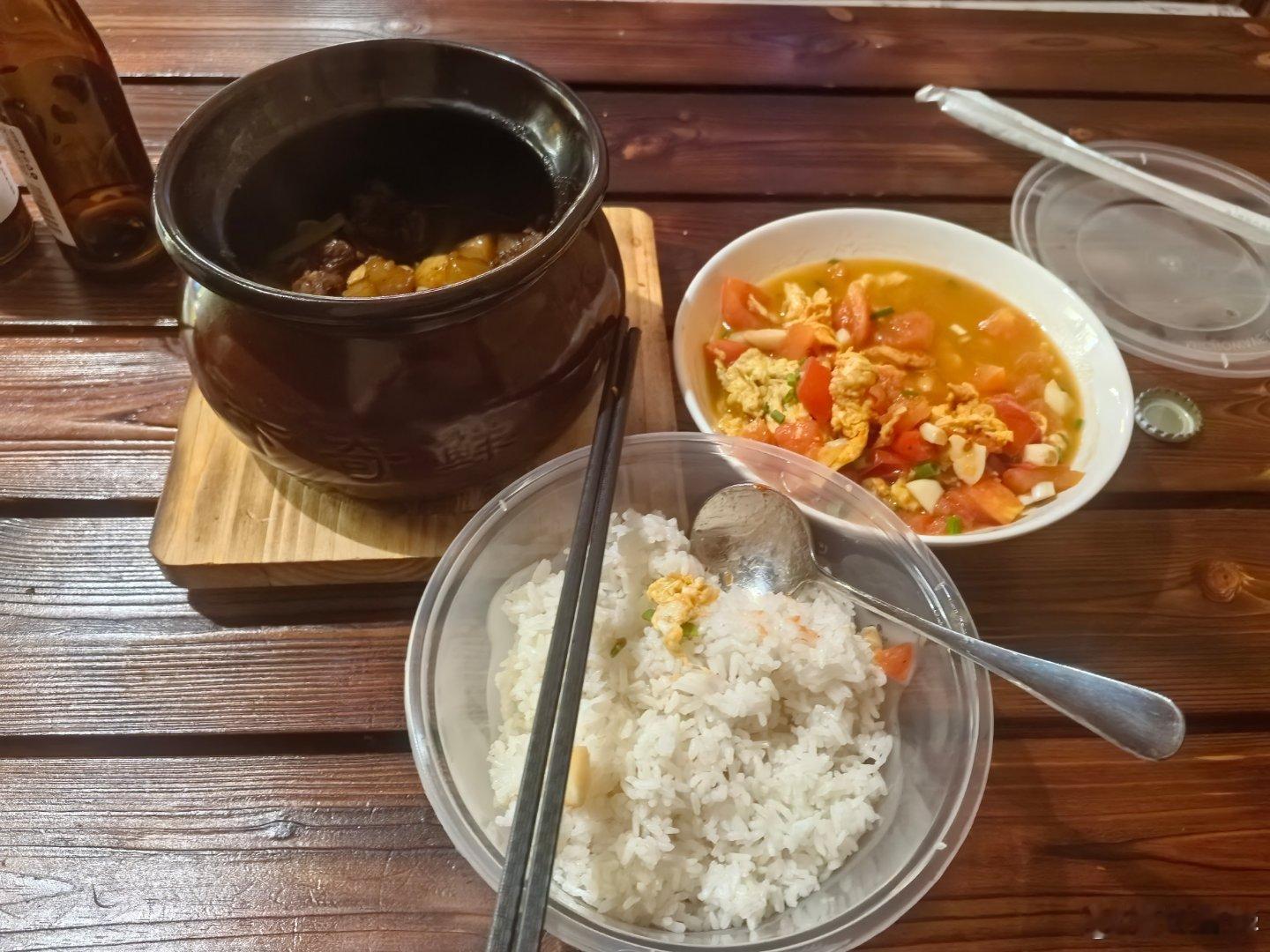 我的住处门前有一家小酒馆，门面不大，却烟火味十足。平日里，我喜欢在这里点两个菜，