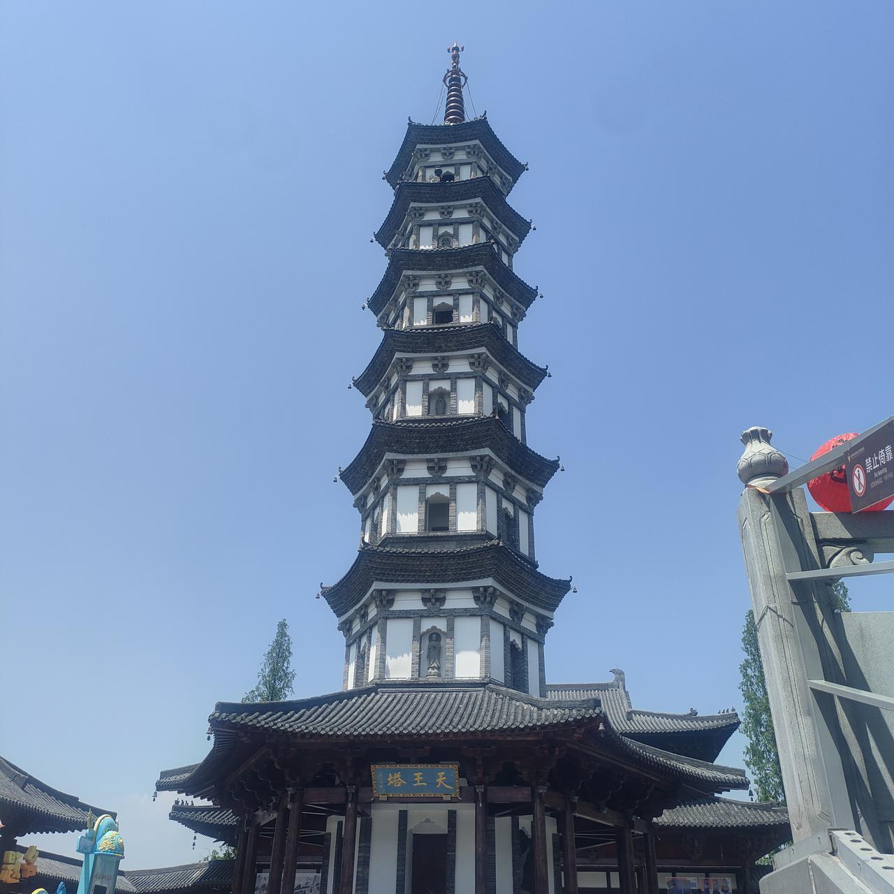 一般去衢州旅游的多是去江山的廿八都和江郎山，很少人选择衢州市区的。其实衢州也有山