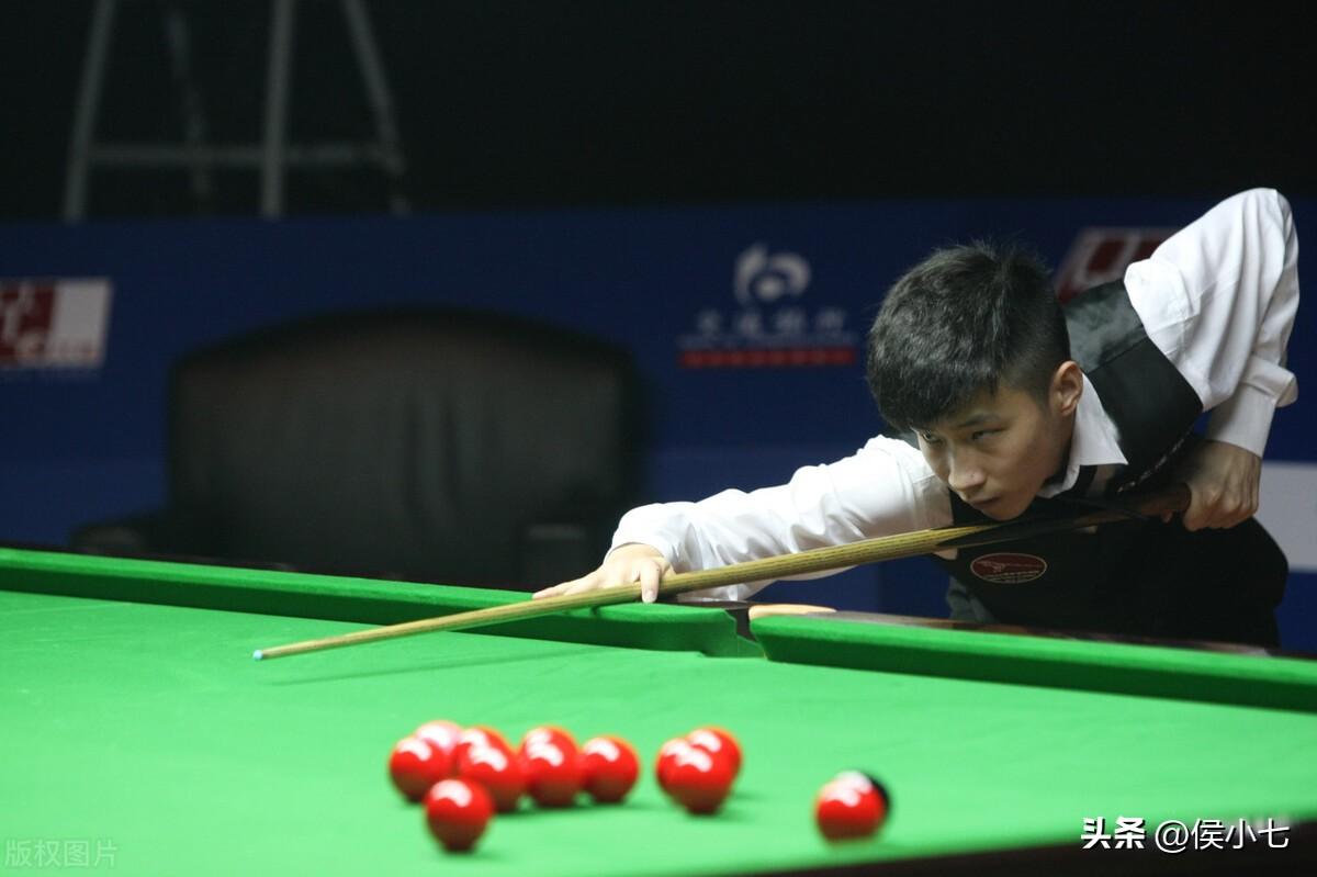 以赵心童为例
 
结论：标准姿势下，大臂（后肘）应保持固定、不下沉；赵心童正是“