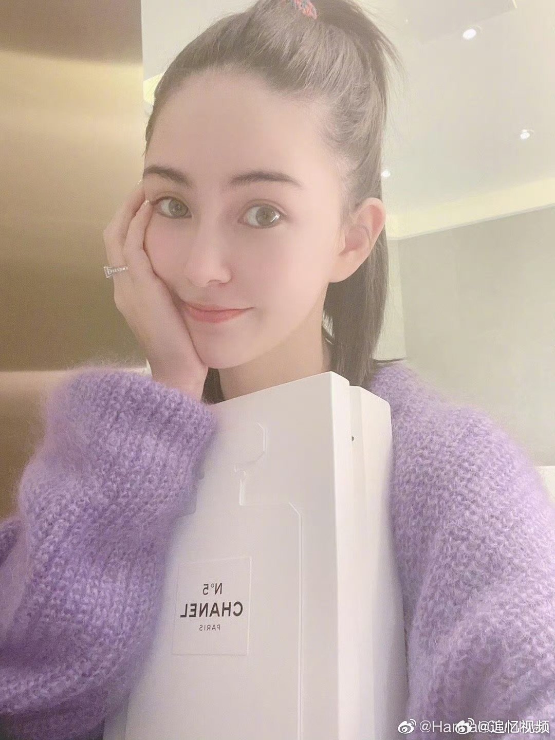 昆凌早期真的好美昆凌真的是多才多艺啊早年综艺里的昆凌青涩灵动，眉眼精致像真人芭比