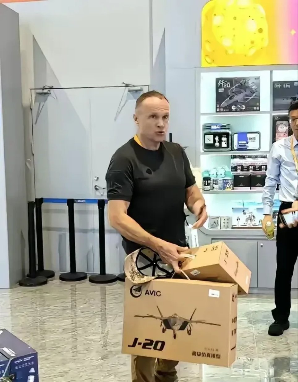 看过他在珠海航展开苏57的7分钟各种高难度杂耍性动作，我不羡慕苏57，只对这个6