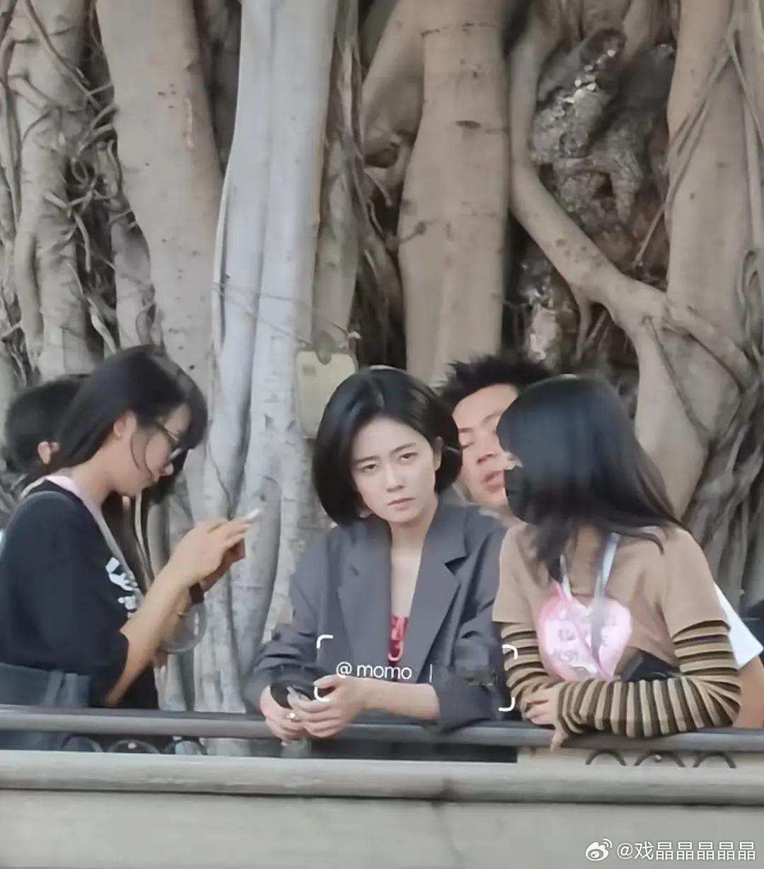 鹿鹿的新造型挺朴实的，妆造看起来有点没精神。 ​​​