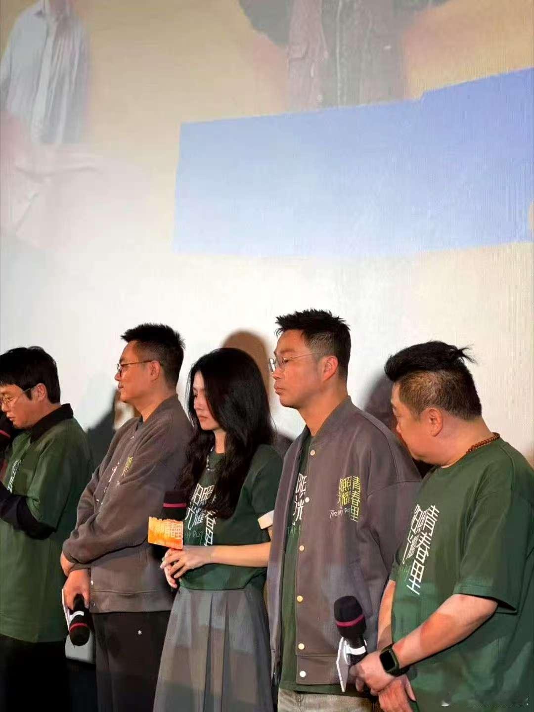 春夏路演视频状态 春夏在路演视频中的状态真是让人惊艳！T恤搭配灰色半身裙，简约而