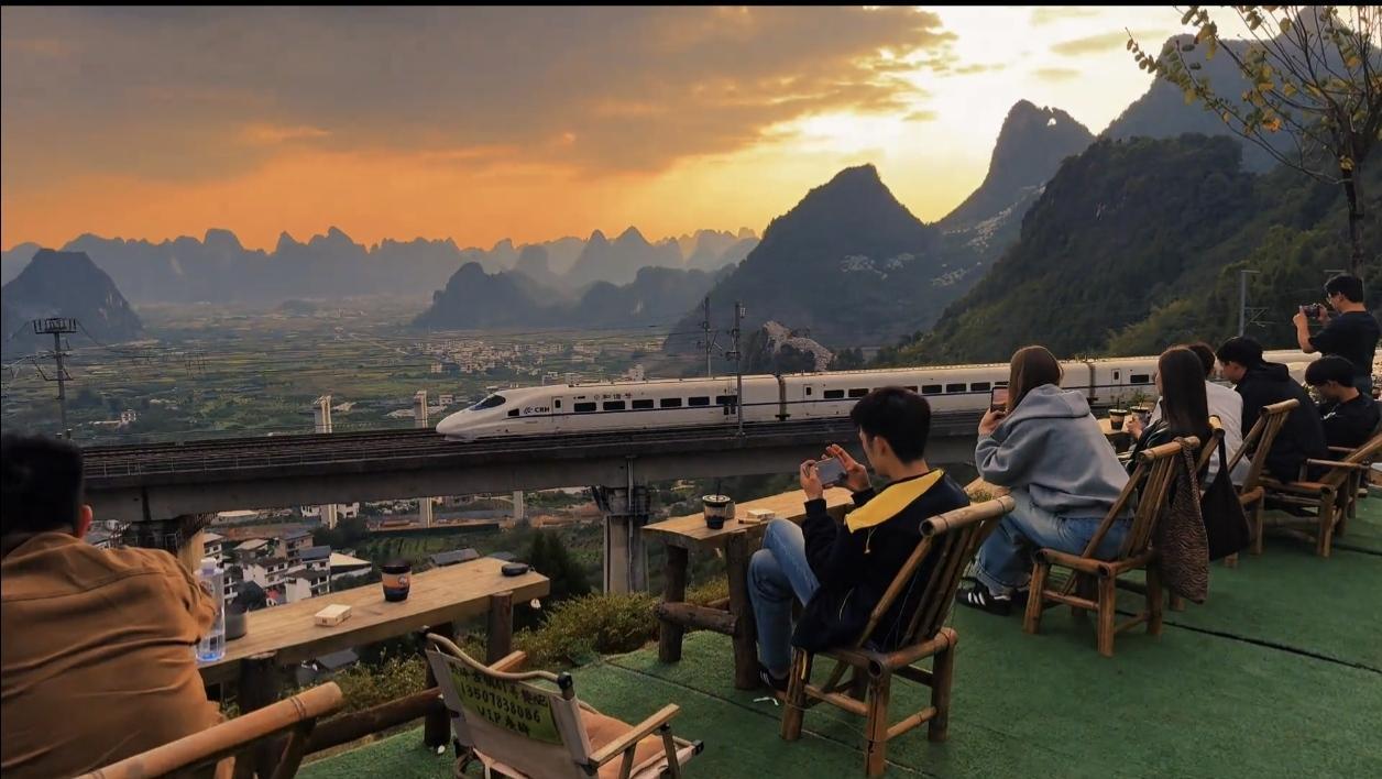 《动车桂中行》
铁龙飞掣入苍茫，千里江山一瞬量。
才饮漓江清露白，又披桂岭彩云长