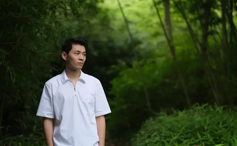 年轻人熬夜刷手机，老人五点起床遛弯。
外卖吃成日常，枸杞泡得比茶还勤。
体检报告