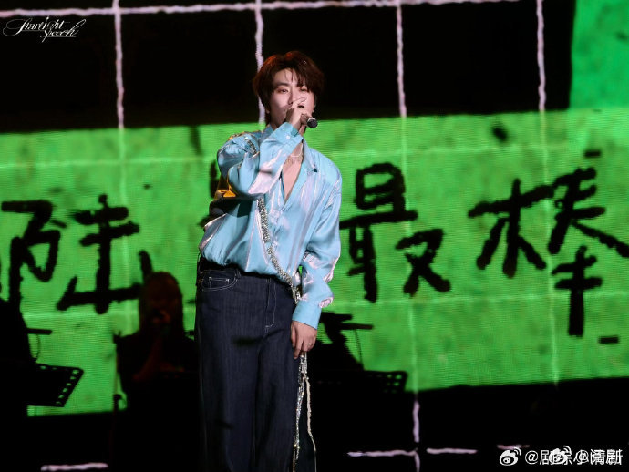 在陆虎演唱会被宠成小朋友陆虎天津演唱会来天津看陆虎真的选对了，整场氛围轻松又治愈