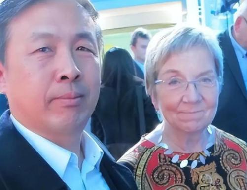 “晚一秒就会万劫不复！如果中国现在不低头，那么以后很有可能就没有低头的机会了”，