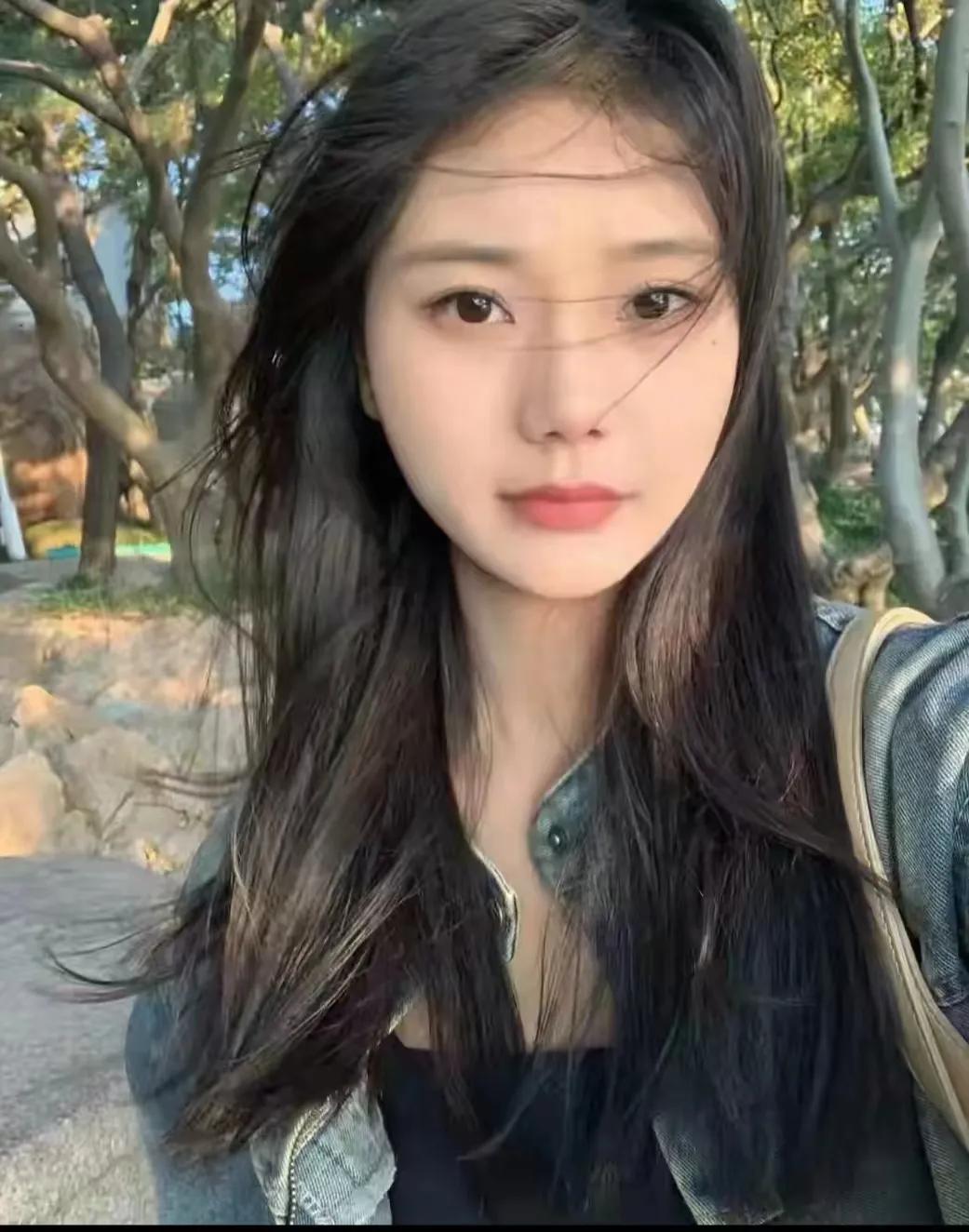 她长相甜美，身材高挑，拥有一份稳定且收入不错的工作。在别人眼中，她是完美的择偶对