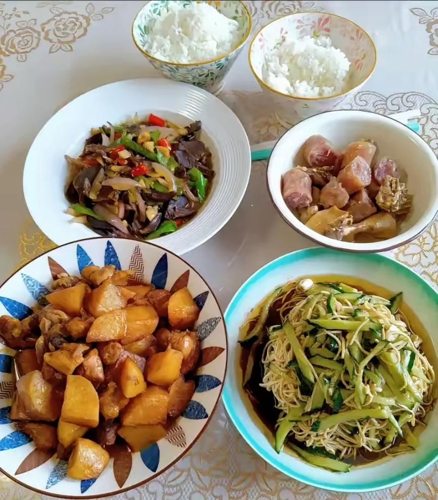 这个假期儿子要掌管伙食大权，我给他定的餐标是50一天，结果我发现他一分钱没花，每