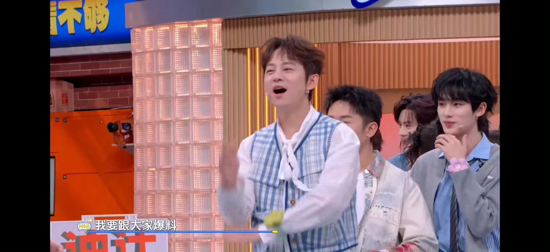 论默契这块还得是何炅李维嘉 哈哈哈何炅爆料维嘉洁癖不让自己进家门，还默契猜到自己