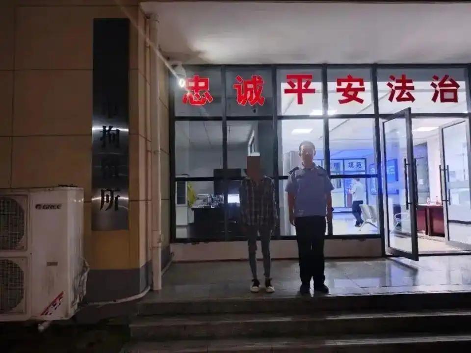 安徽黄山，一女子酒后强行邀请邻桌男子拼酒，被礼貌拒绝后心生不满，持续言语辱骂对方