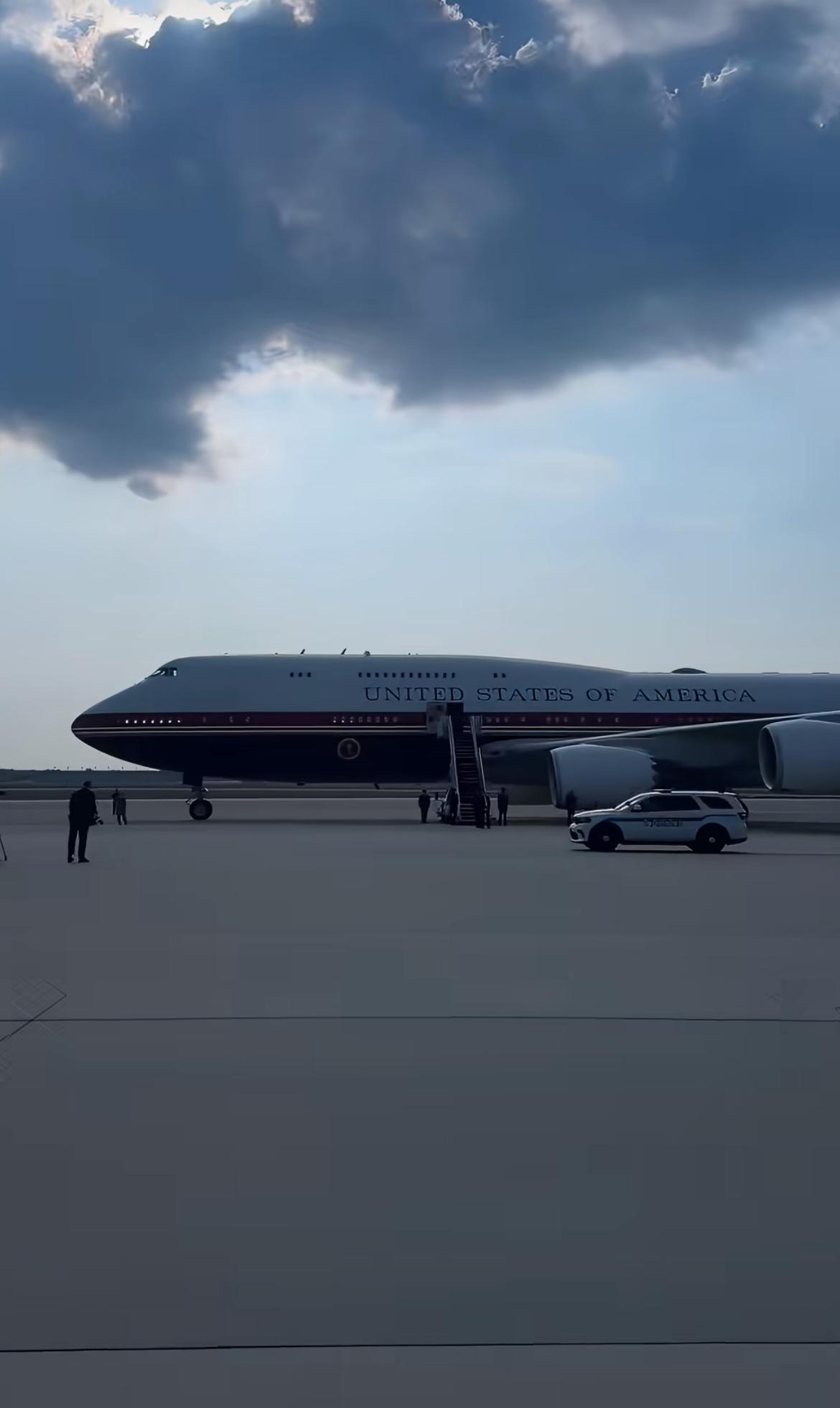 特朗普首次乘坐新空军一号出行

这架价值4亿美元、经全新改装的波音747-8飞机