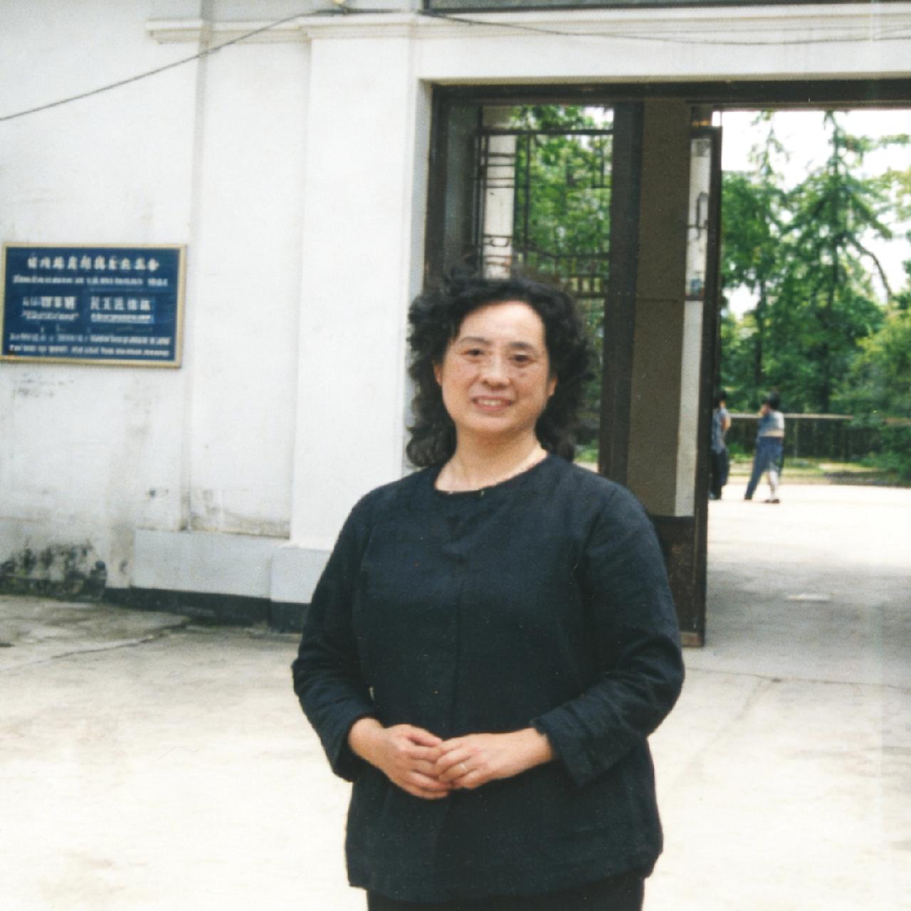 90年代，李宗仁的爱妻胡友松，参观李宗仁纪念馆时，站在大门口，一张罕见的留影，照