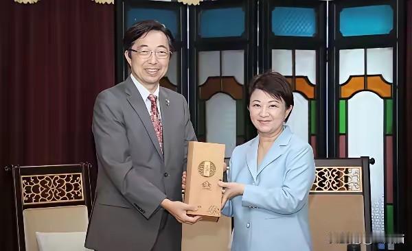 7月28日，日本熊本发生地震，
 隔了一天的29号，台中市长卢秀燕以市府名义向日
