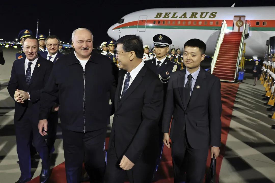 卢卡申科访华，其实就是求援，我不想说他访华如何
卢卡申科这次风尘仆仆跑到北京来，