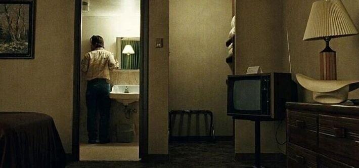 现在便宜酒店正批量消失。就拿布丁酒店来说，因利润微薄，疫情窟窿难填，触发红线被强