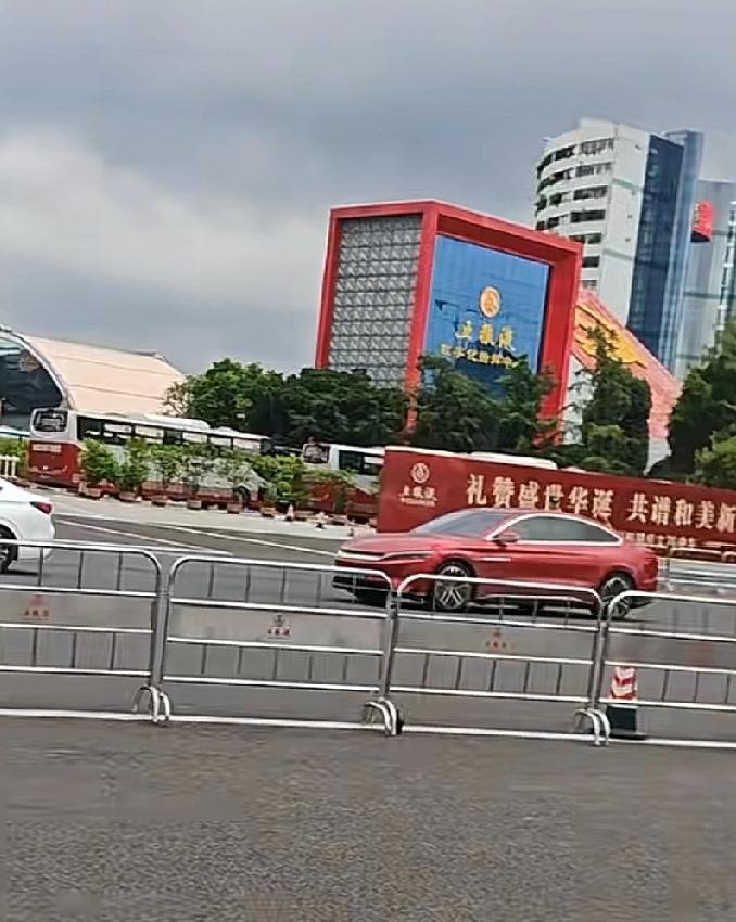 宜宾女子3天后才知包丢了！五粮液员工+民警联手找回，网友：安全感爆棚。


都说