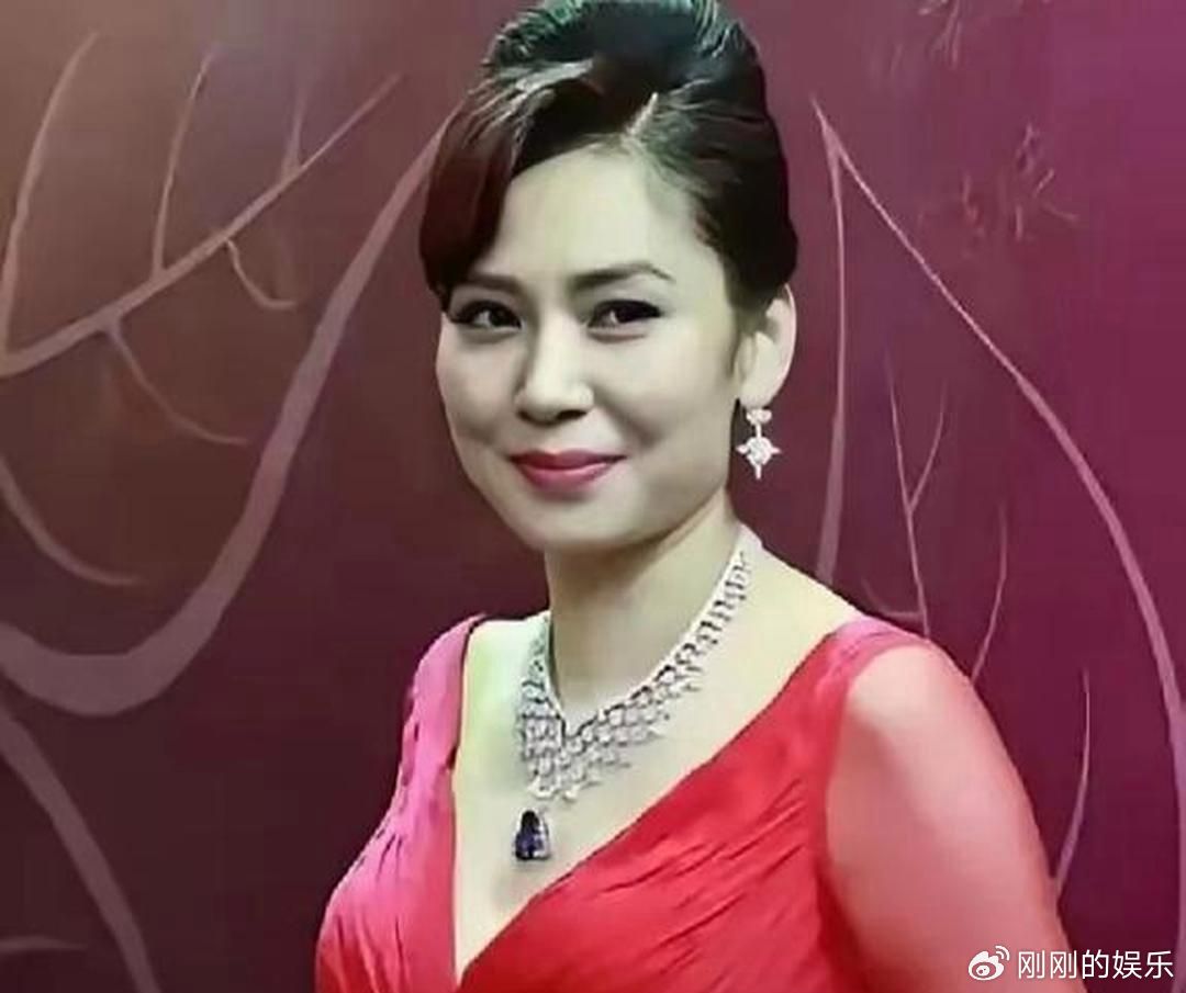 何鸿燊张嘴要19岁小姑娘当姨太，郑裕彤直接拦："别糟蹋，让我儿媳！"😂 老哥家